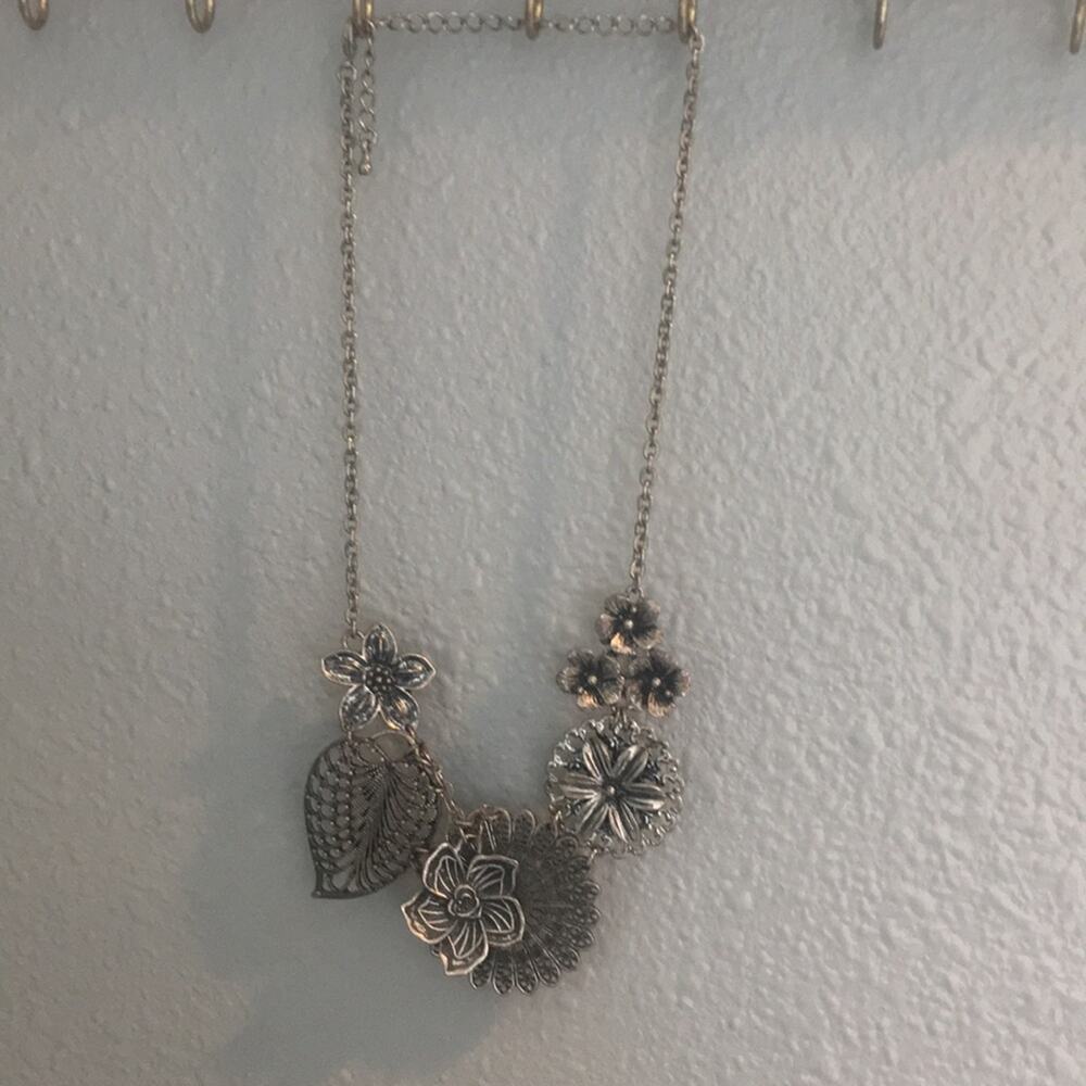 Silver-tone necklace with flowers